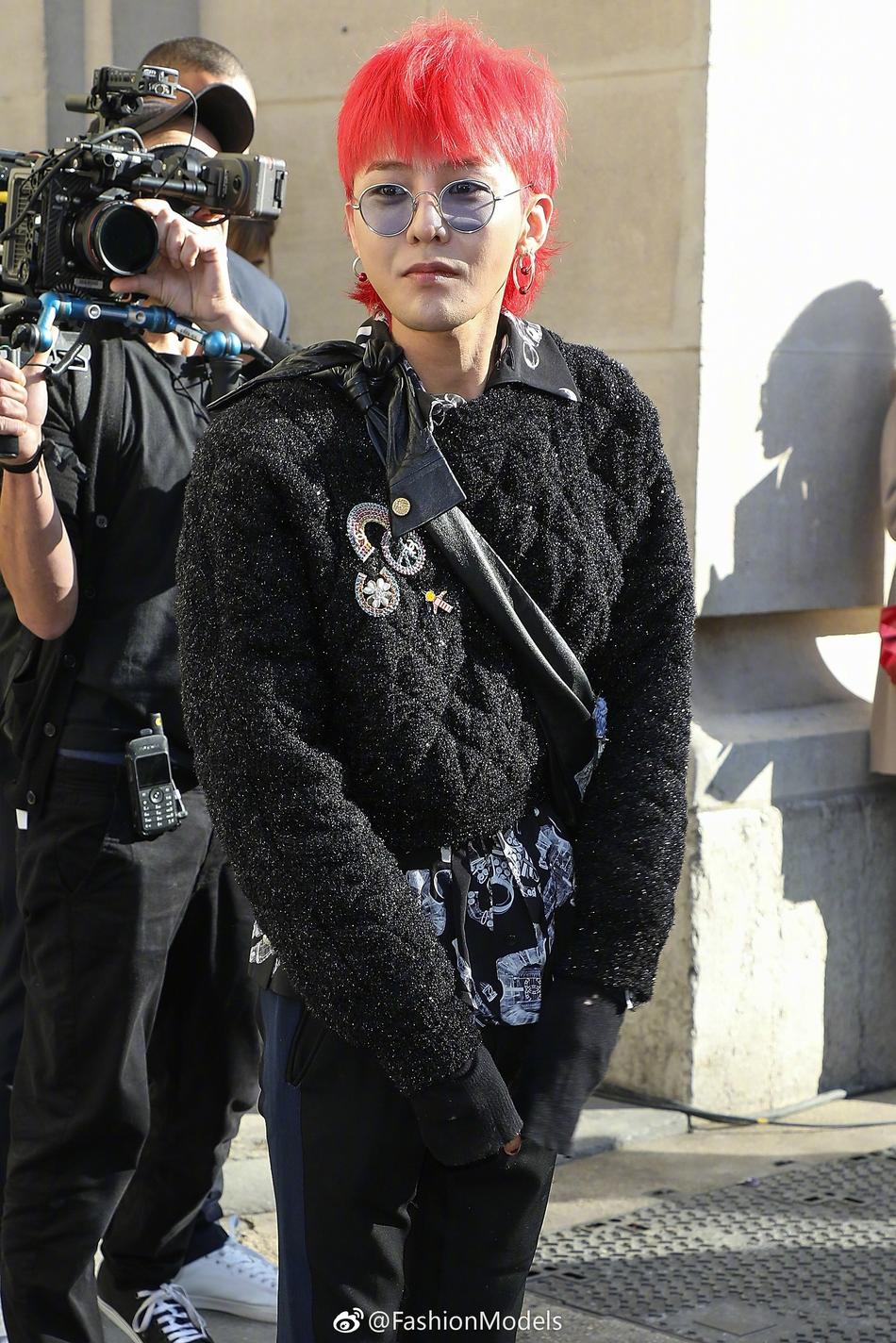 gd权志龙顶亮眼红发亮相