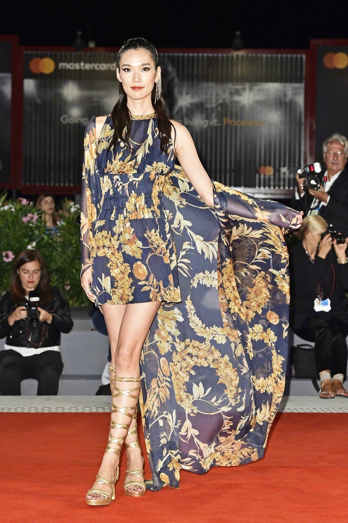 组图:冈本多绪亮相第74届威尼斯电影节首映红毯