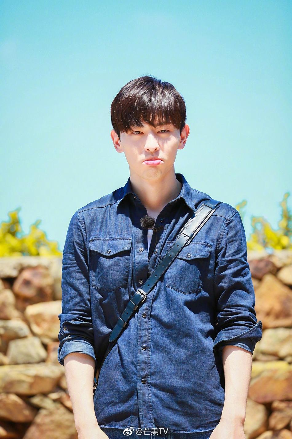 组图新晋奶爸邓伦嘟嘴卖萌帅气带娃