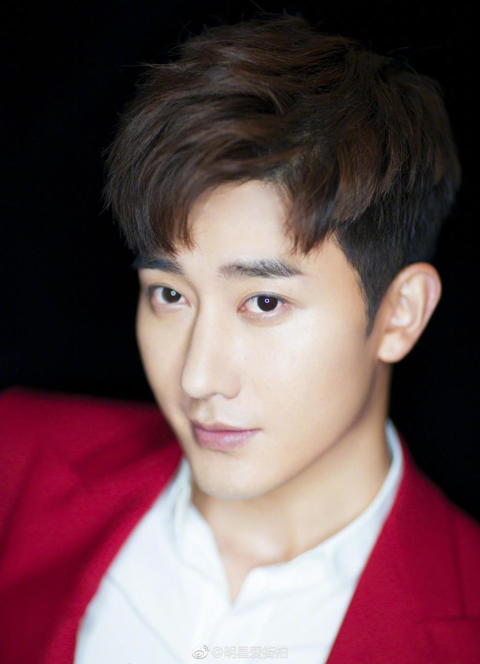 组图:周觅红色西服套装亮相 内搭白衬衫显绅士魅力