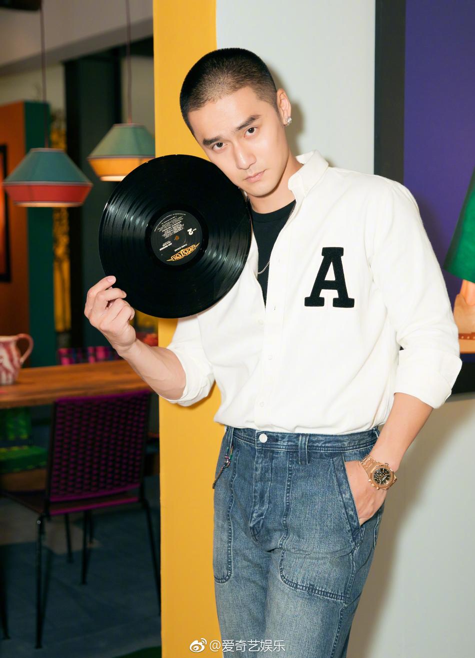 组图:蒋劲夫亮相米兰时装周 蓝白经典搭配又不乏设计感