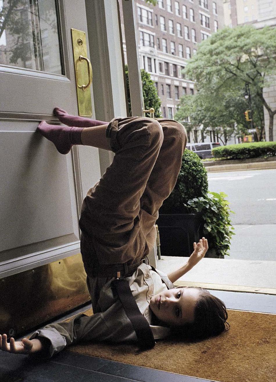 组图米莉波比布朗穿大人衣服街头嬉戏古灵精怪