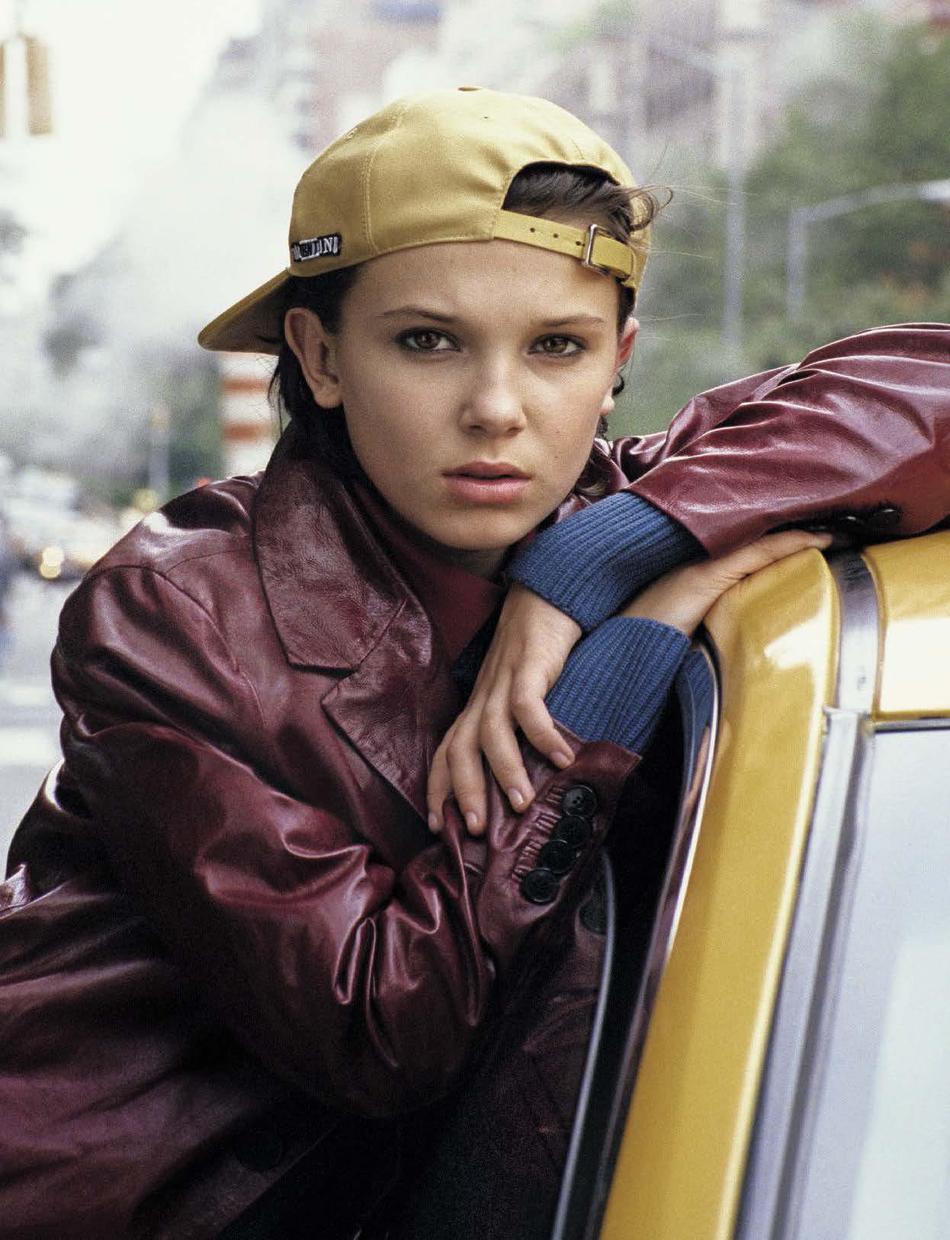 组图米莉波比布朗穿大人衣服街头嬉戏古灵精怪