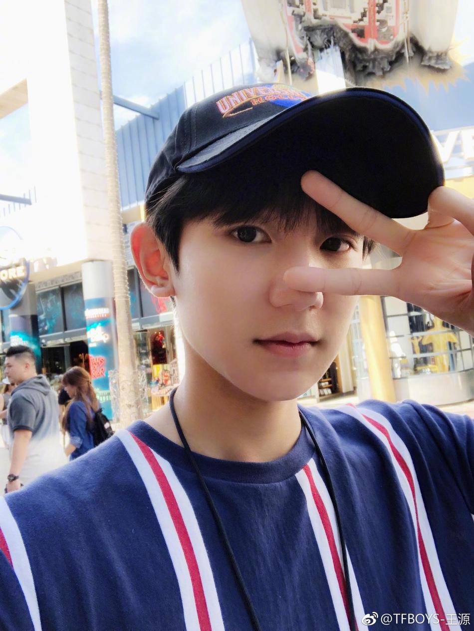 组图:王源晒旅游度假照 对镜比v阳光帅气长腿抢镜