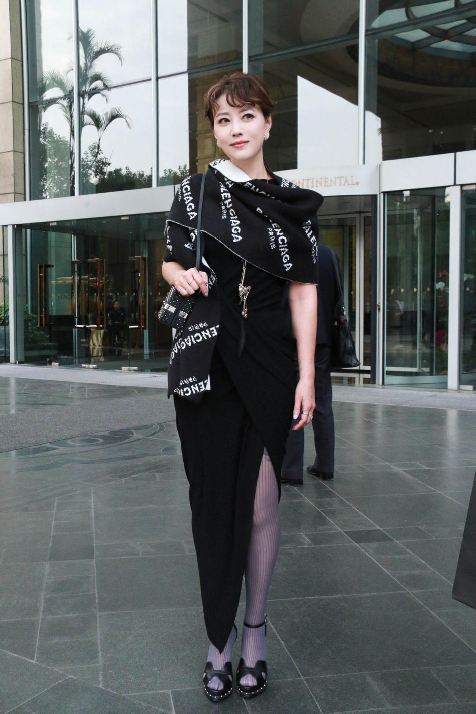 组图:周海媚为《战狼2》颁奖 开叉黑裙秀美腿_高清图集_新浪网