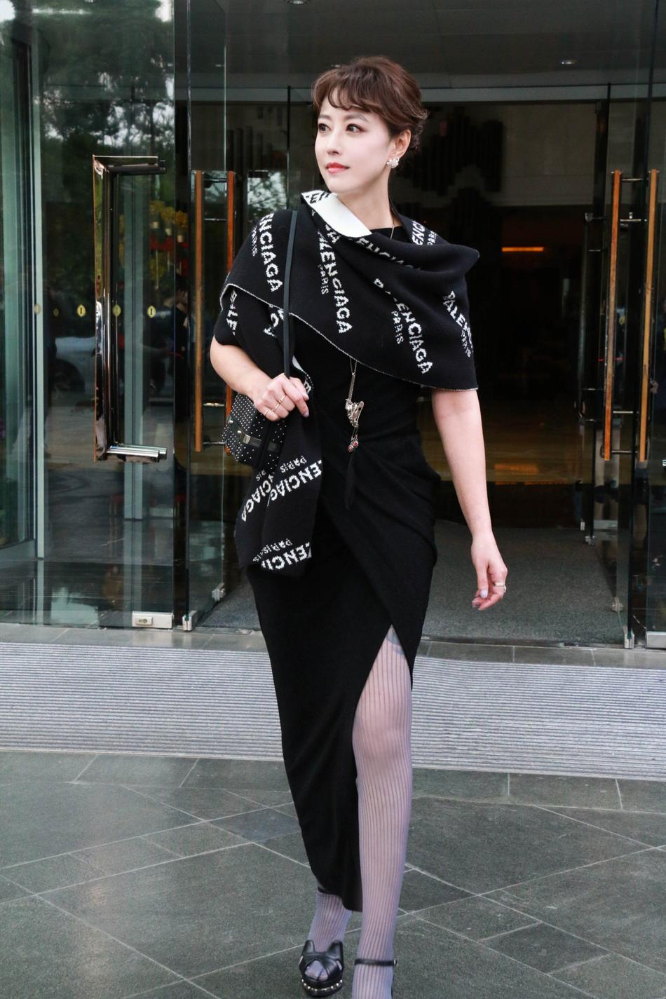 组图:周海媚为《战狼2》颁奖 开叉黑裙秀美腿_高清图集_新浪网