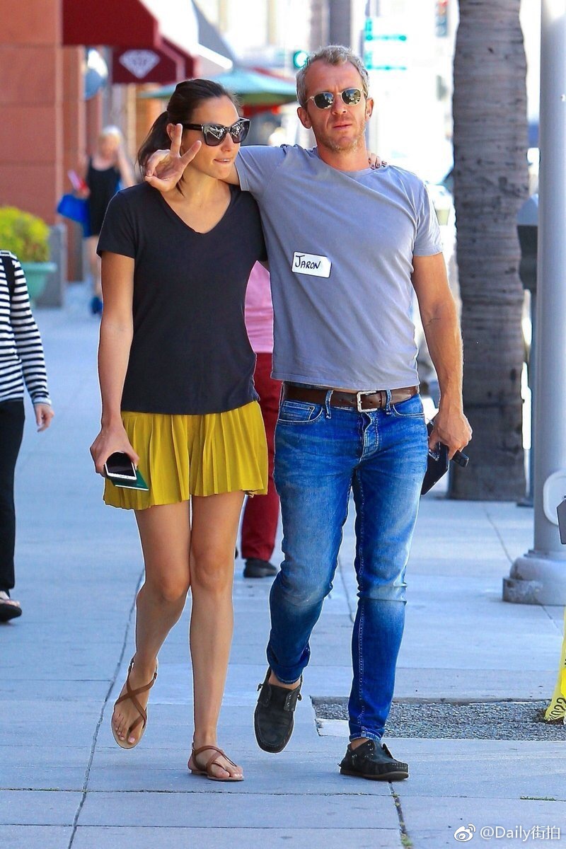 《神奇女侠》盖儿-加朵(gal gadot)和丈夫yaron versano 在贝弗利山