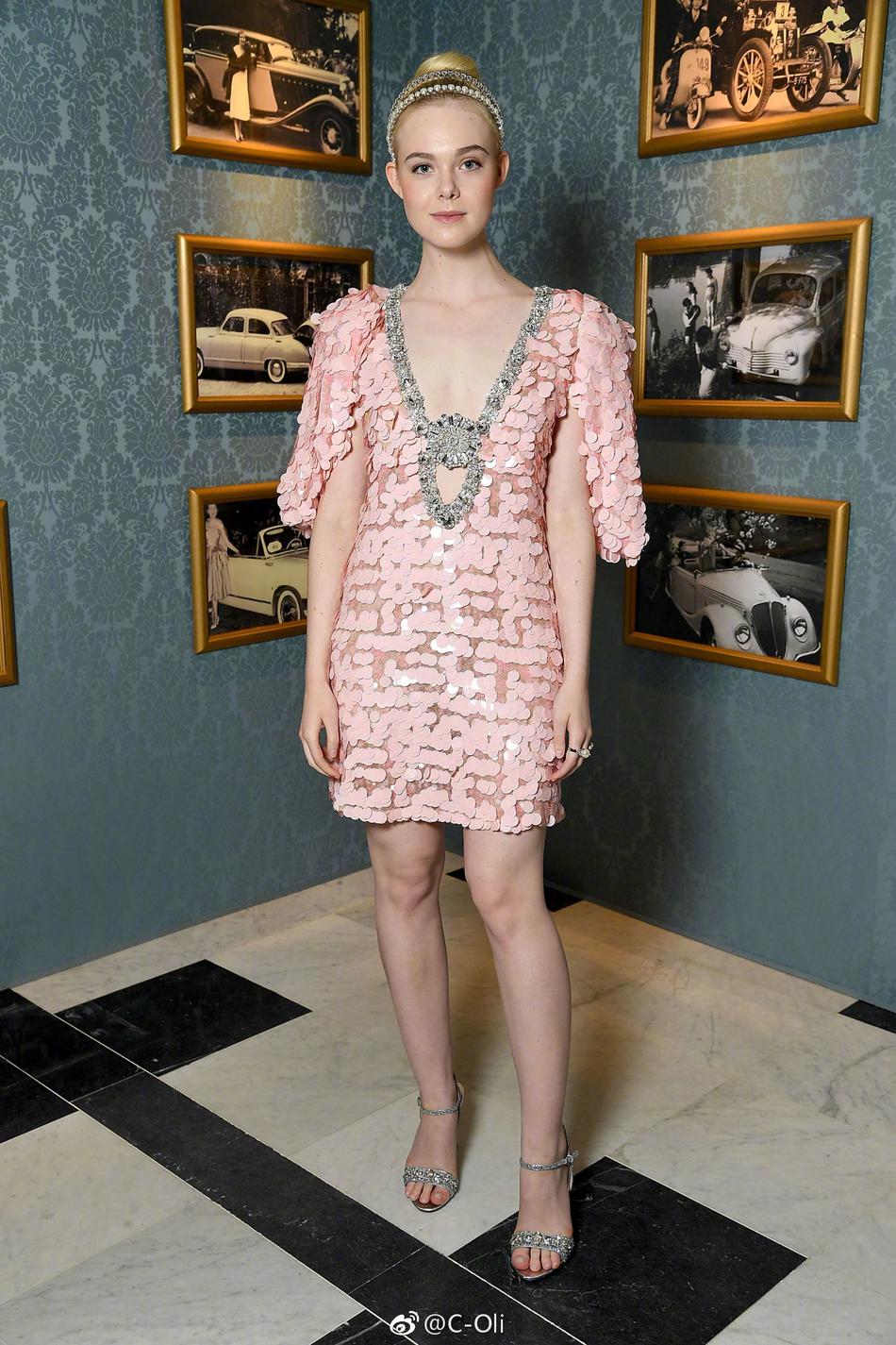 新浪娱乐讯 艾丽范宁(elle fanning)身着粉色亮片裙装受邀出席某品牌