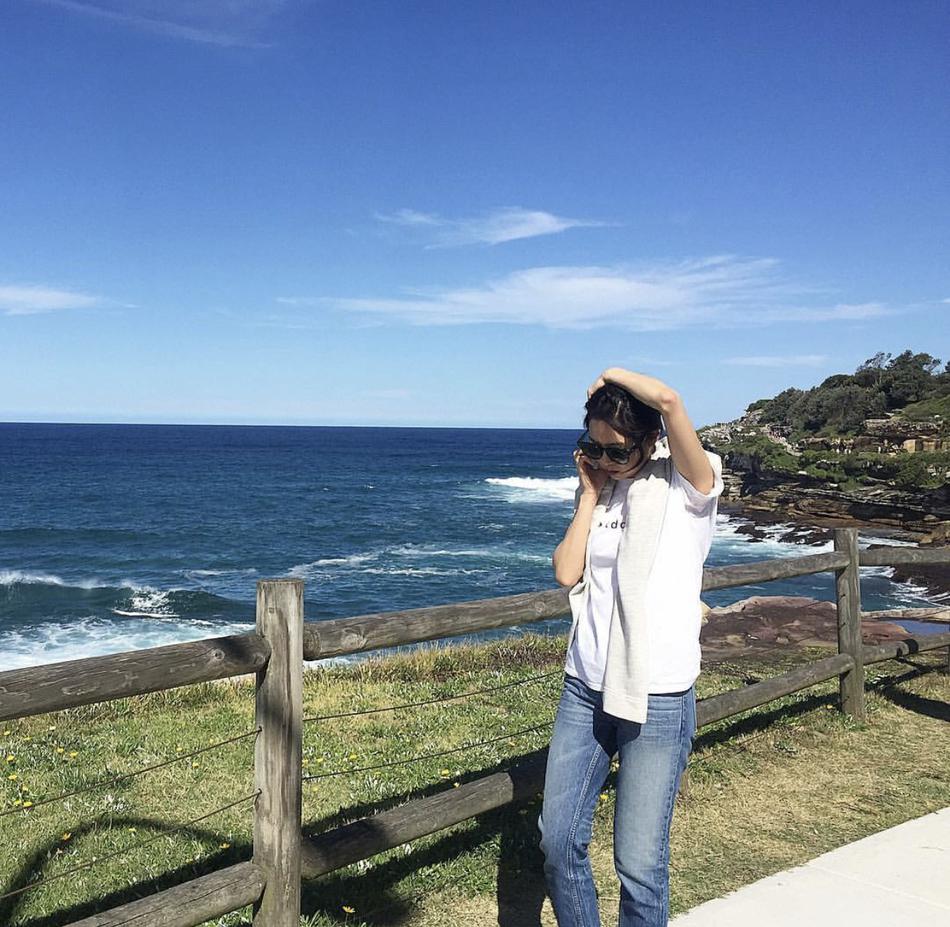 3 / 9 新浪娱乐讯 度假中的欧尼孔孝真一身休闲打扮,身穿白t搭配牛仔