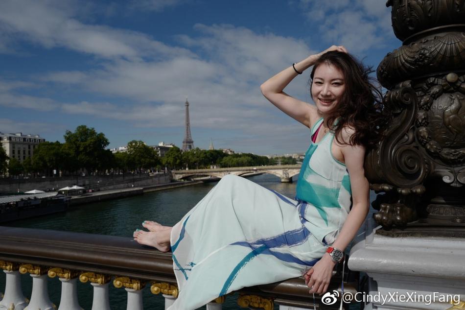 组图:谢杏芳赤脚长裙游巴黎 阳光下大秀雪肌嫩肤