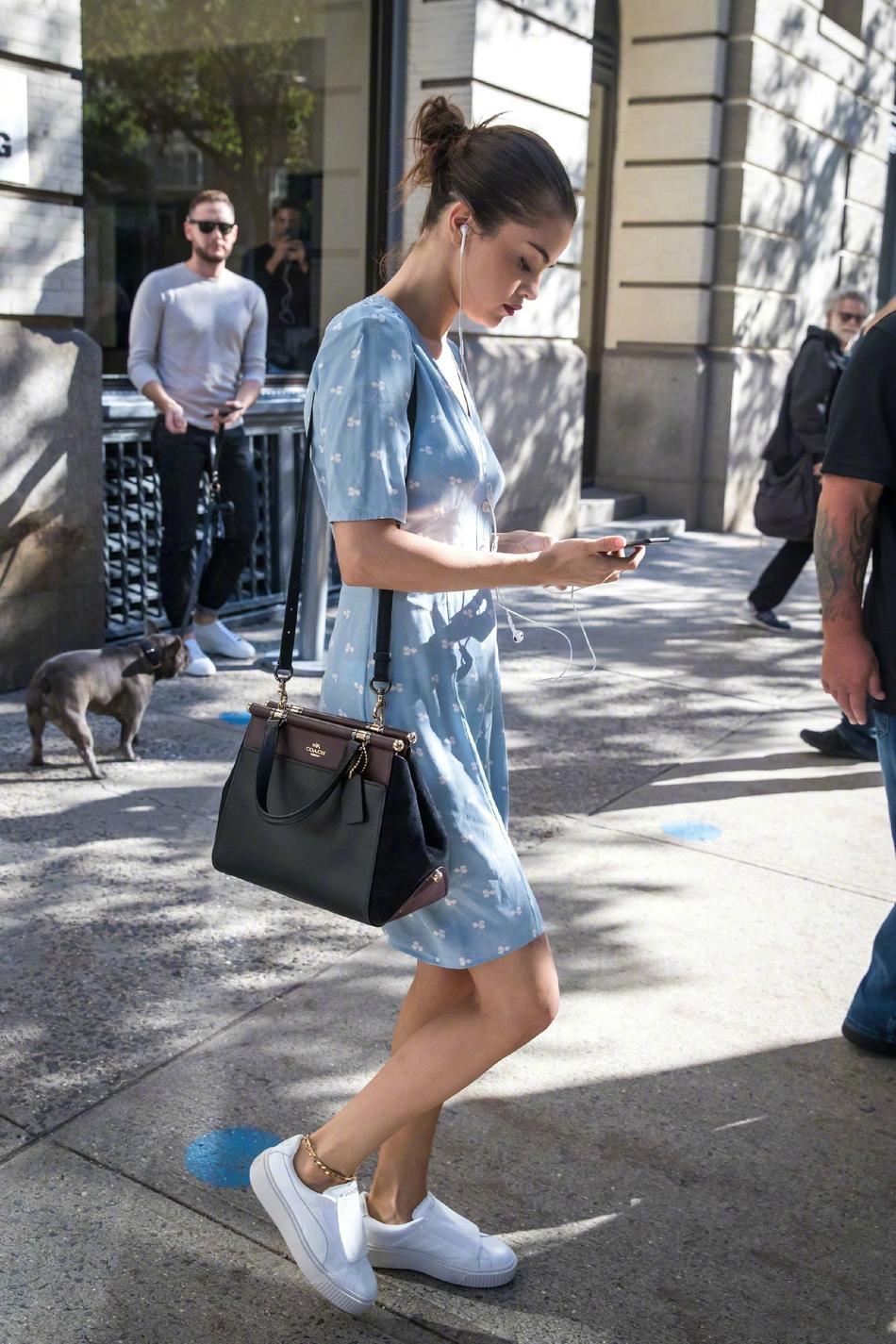 新浪娱乐讯 女星赛琳娜戈麦斯(selena gomez)曝光最新纽约街拍,她身穿