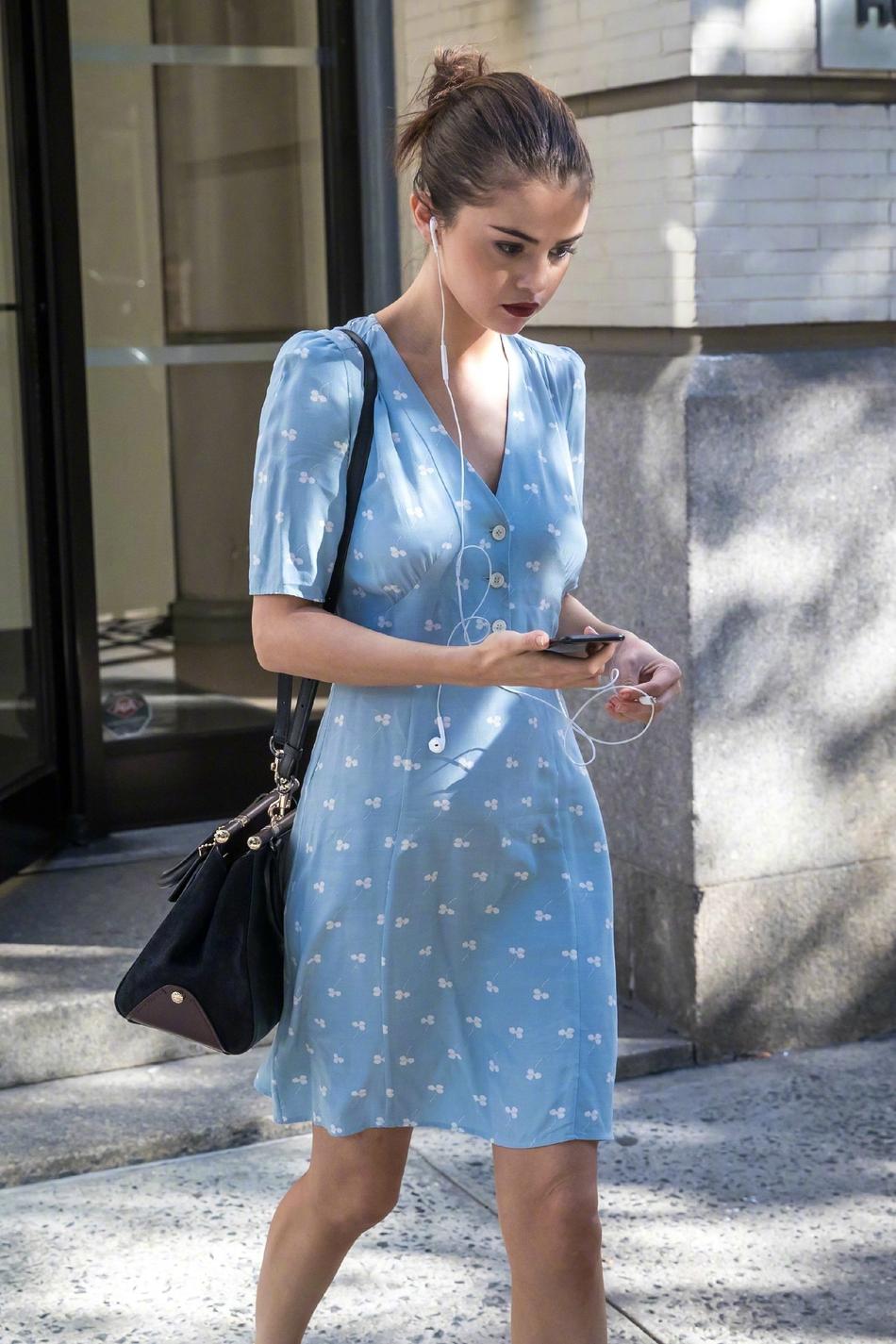 新浪娱乐讯 女星赛琳娜戈麦斯(selena gomez)曝光最新纽约街拍,她身穿