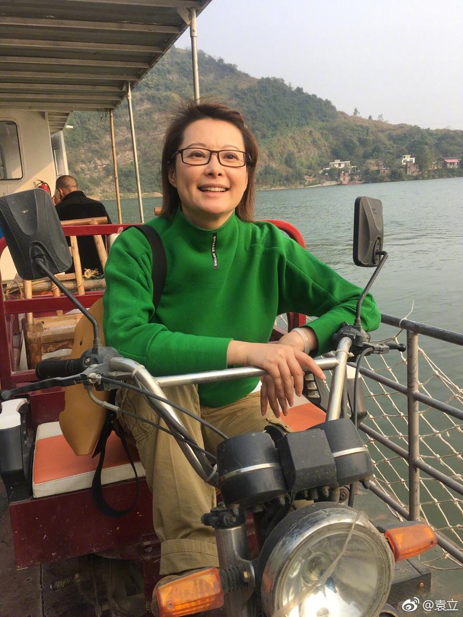 组图44岁袁立素颜与友人同游坐三轮摩托太接地气