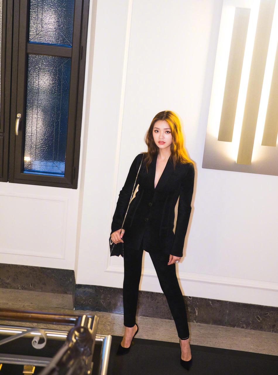 组图:林允深v西装干练十足 优雅回眸美轮美奂