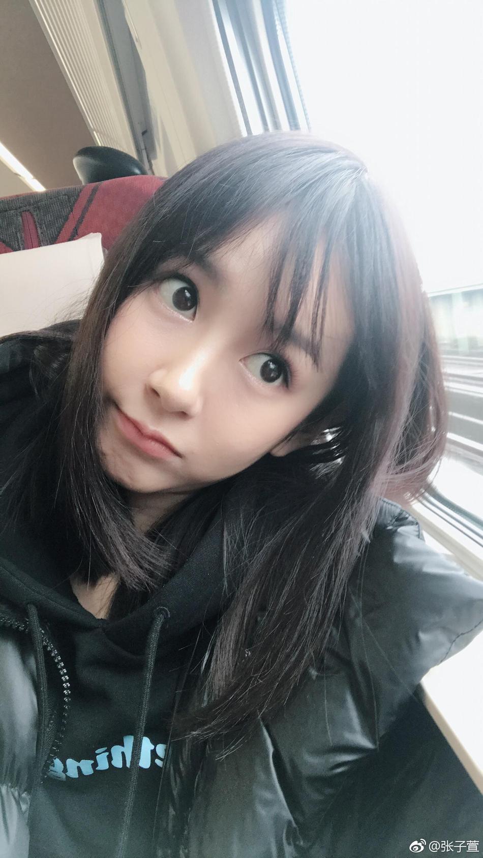 组图:张子萱晒与好友游玩旧照 大眼明眸少女感十足