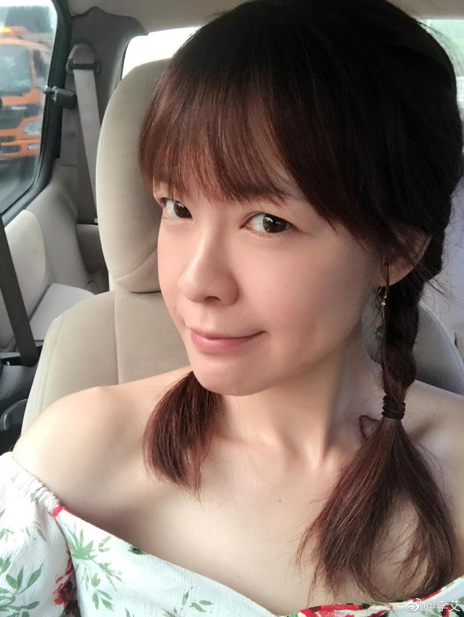 组图:李艾扎双马尾好似高中生重回18岁 素颜皮肤状态好_高清图集_新浪