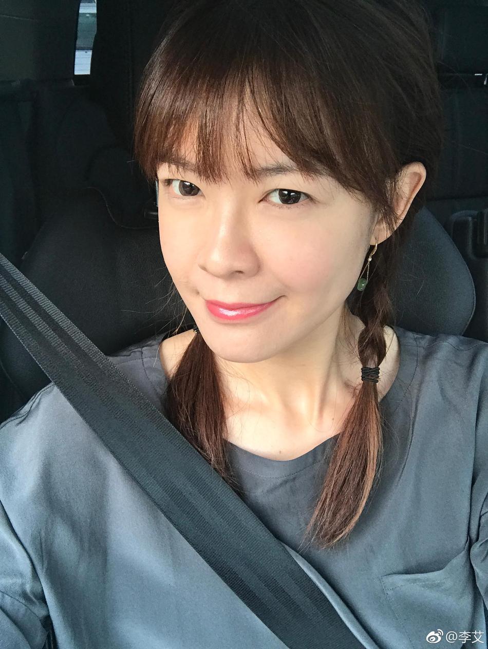 组图李艾扎双马尾好似高中生重回18岁素颜皮肤状态好