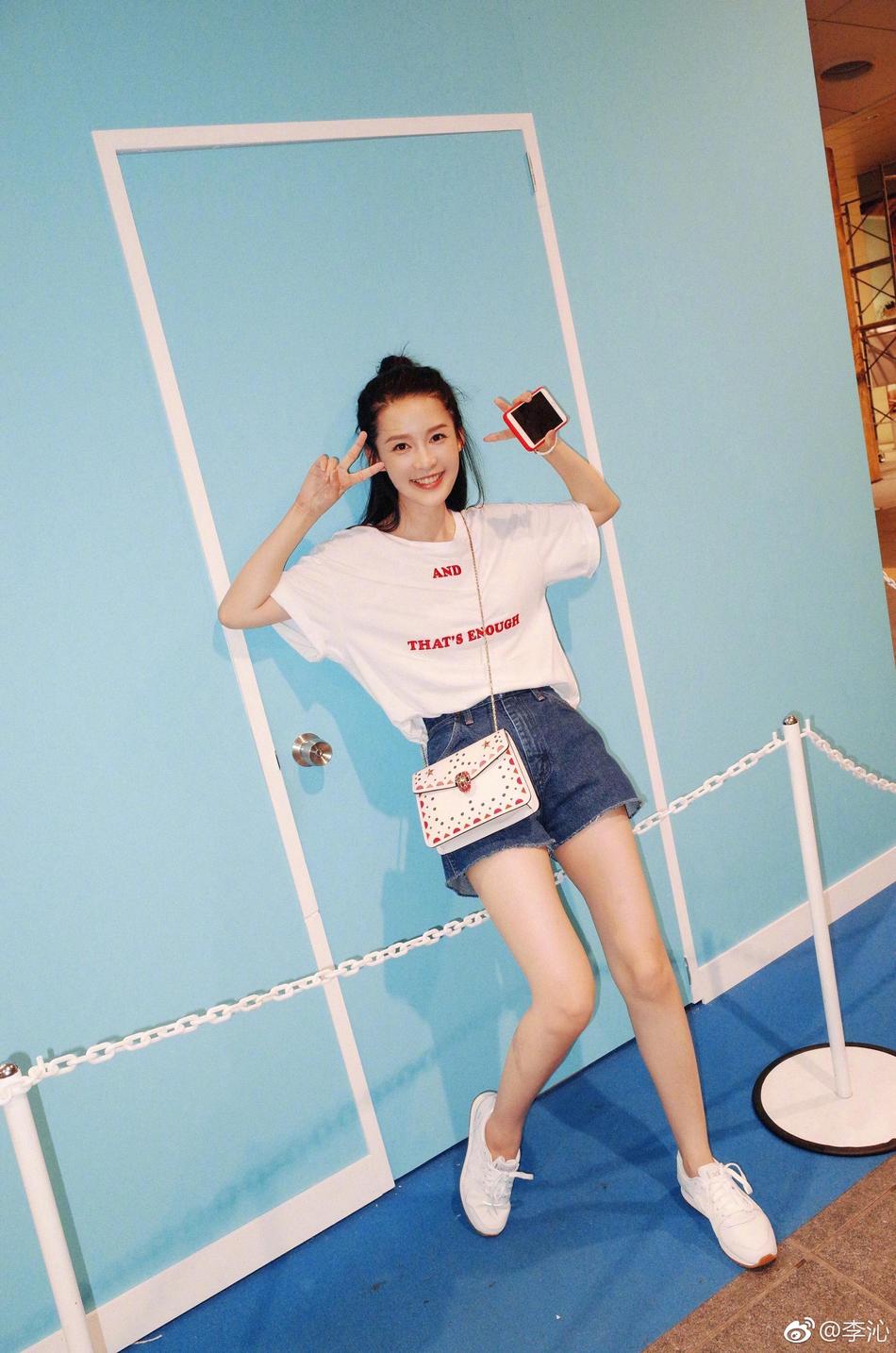 组图:李沁丸子头少女感十足 白t恤短裤清纯出街灿笑比v