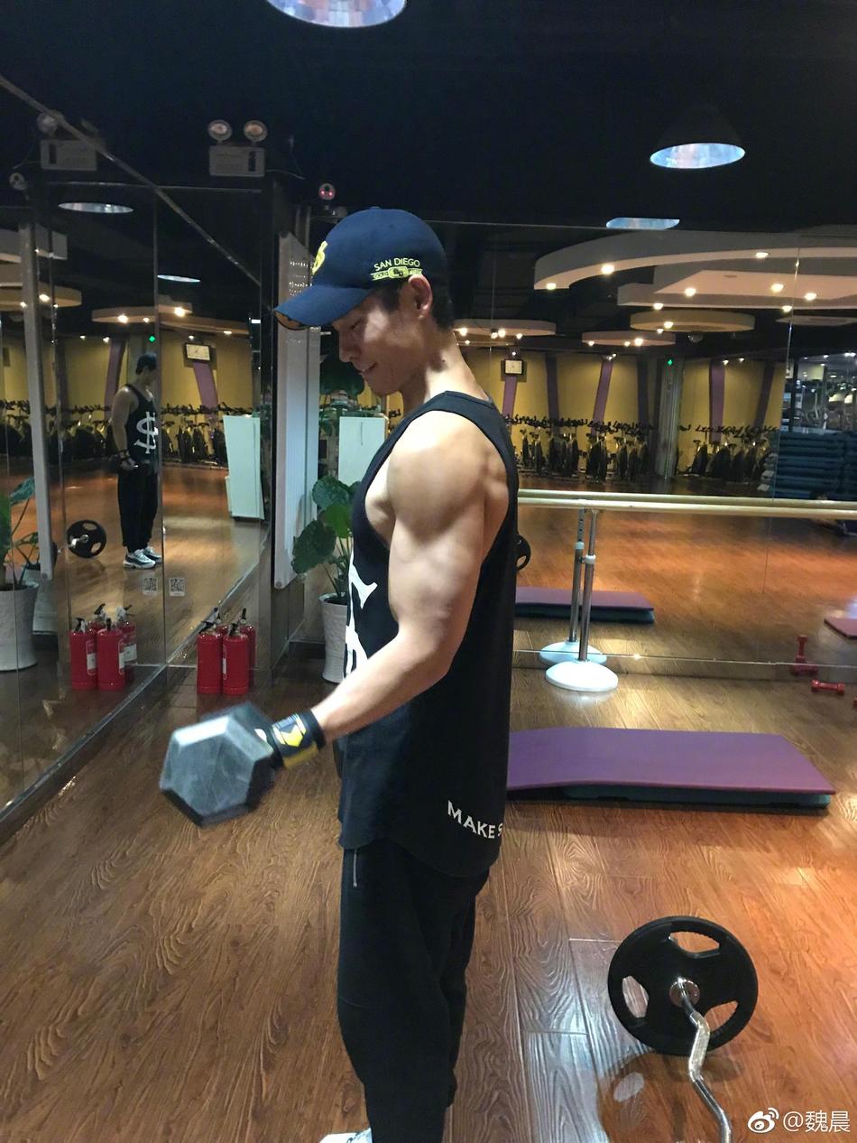 组图:魏晨痴迷健身大秀肌肉照 壮硕结实身材诱人