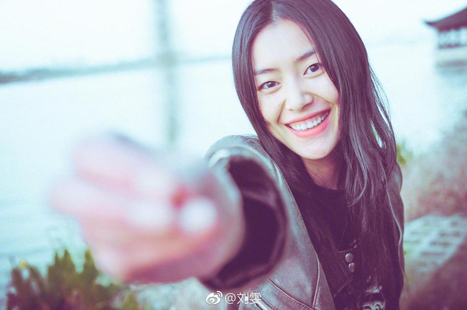 刘雯手拿狗尾巴草对镜头灿笑 河畔夕阳意境唯美