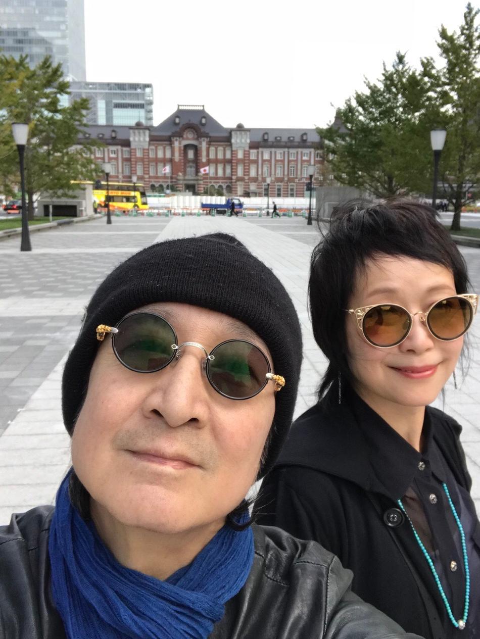 组图:叶童和小学生合影开心比v 和老公日本度假恩爱惬意_高清图集