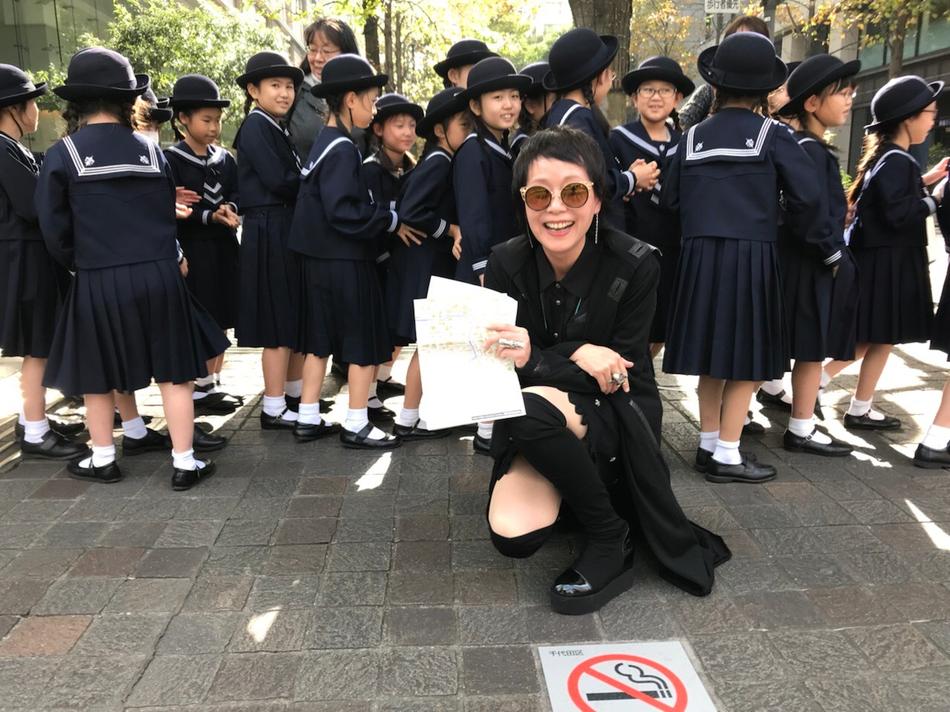 组图:叶童和小学生合影开心比v 和老公日本度假恩爱惬意