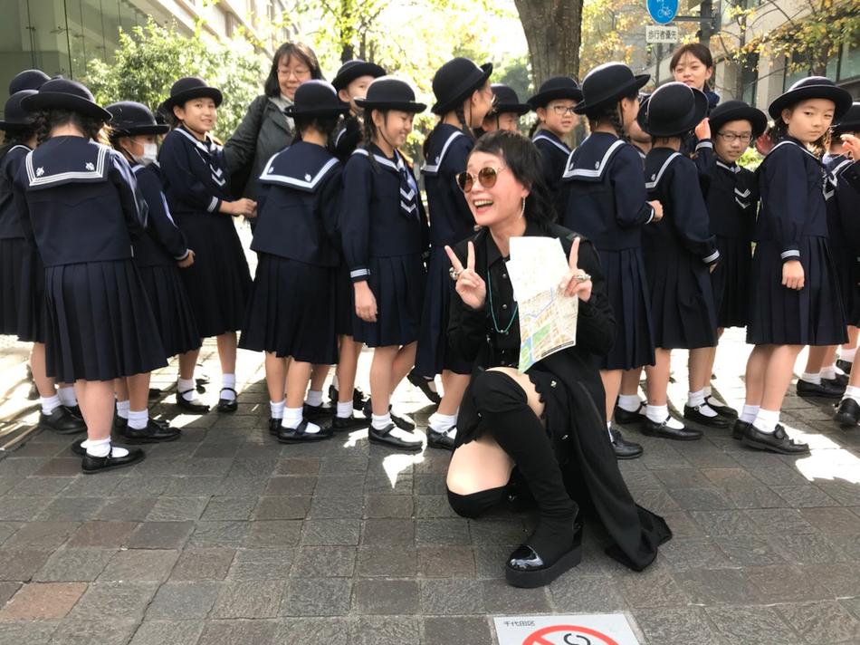 组图:叶童和小学生合影开心比v 和老公日本度假恩爱惬意