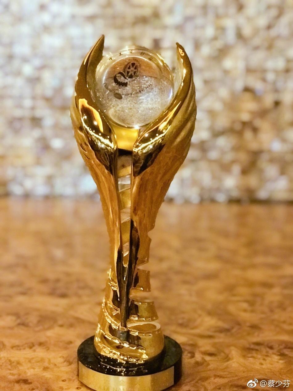 朱茵摘得影后蔡少芬假装自己获奖说感言