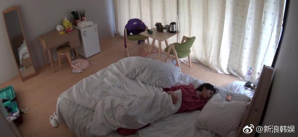 猜你喜欢 4 / 6 iu参加真人秀节目睡姿曝光,乖乖睡觉的样子安静可爱