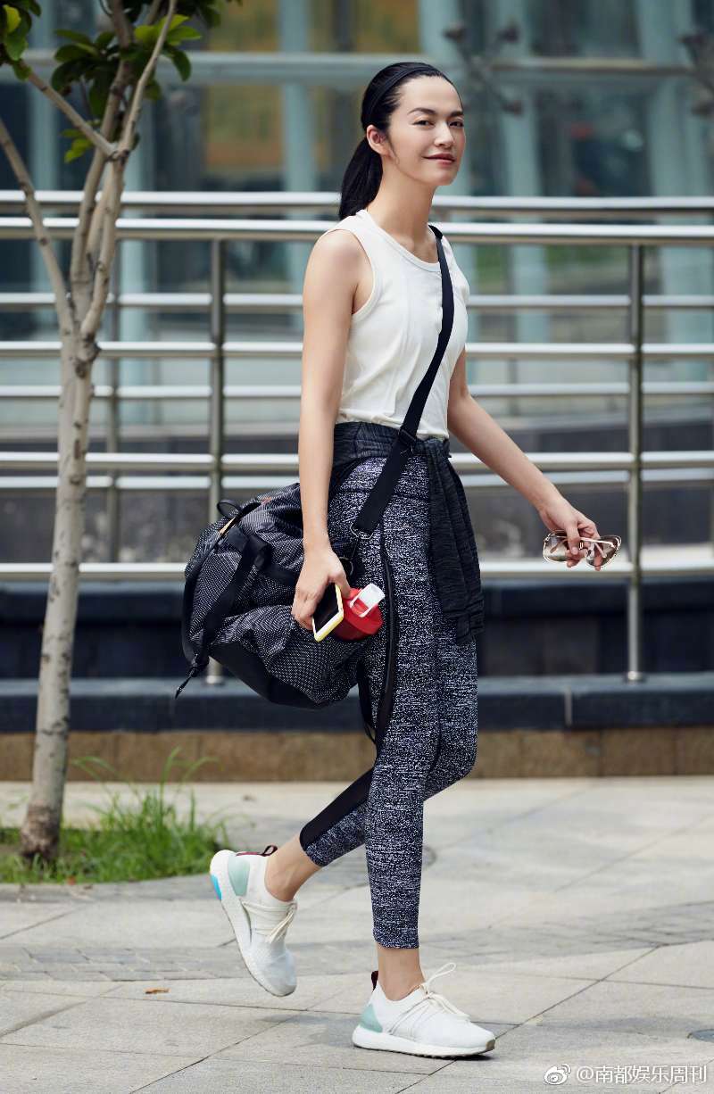 组图:姚晨曝光最新街拍大片 健身感十足尽显s曲线