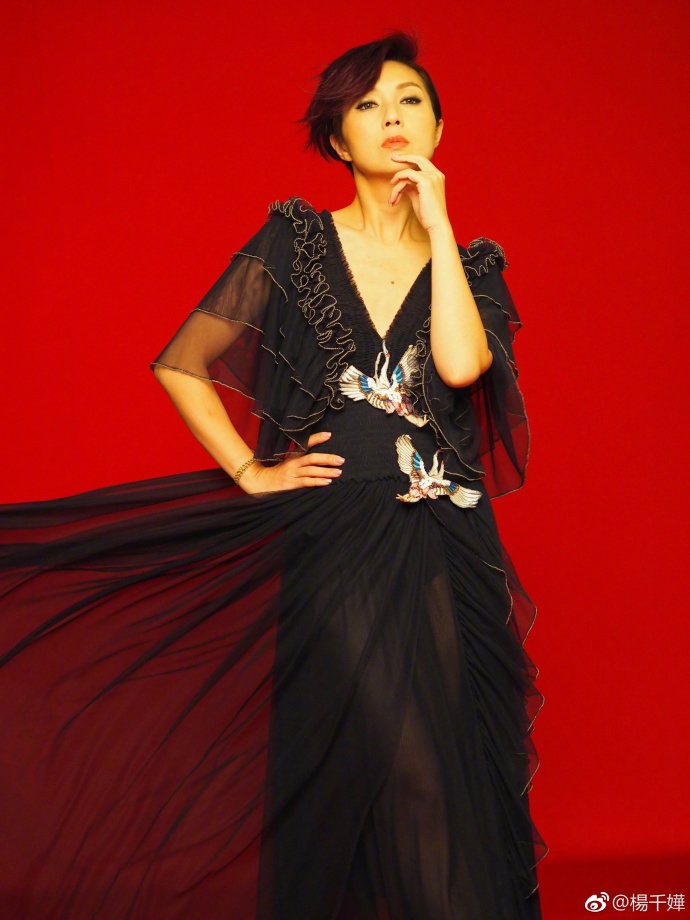 组图:杨千嬅晒最新高清写真 妩媚烟熏妆展性感女人味