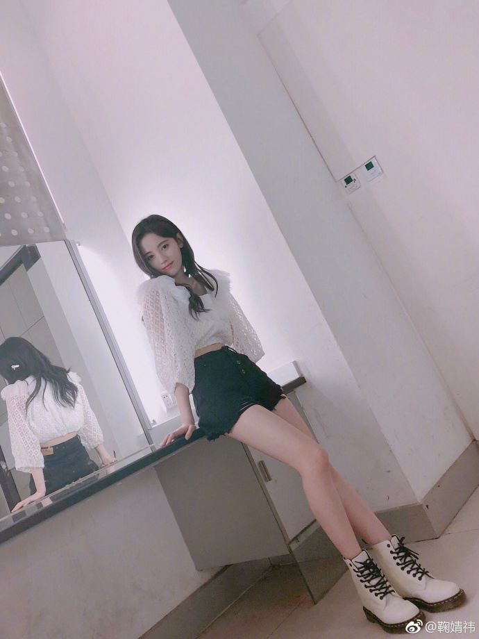组图:鞠婧祎晒照美腿白皙蛮腰微露 五官精致明眸皓齿似娃娃