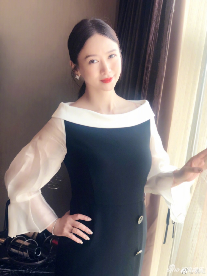 组图:50岁翁虹踩恨天高出席活动 皮肤白皙光滑状态好