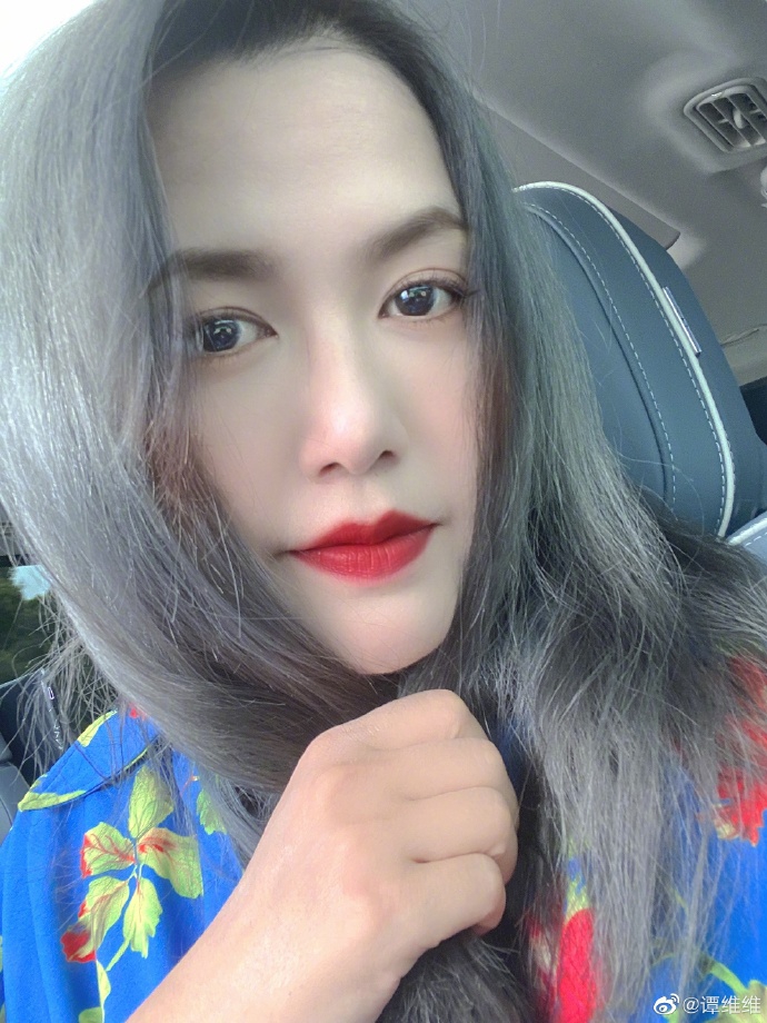 组图:谭维维晒自拍秀个性新发色 用美颜模式"上妆"被发现