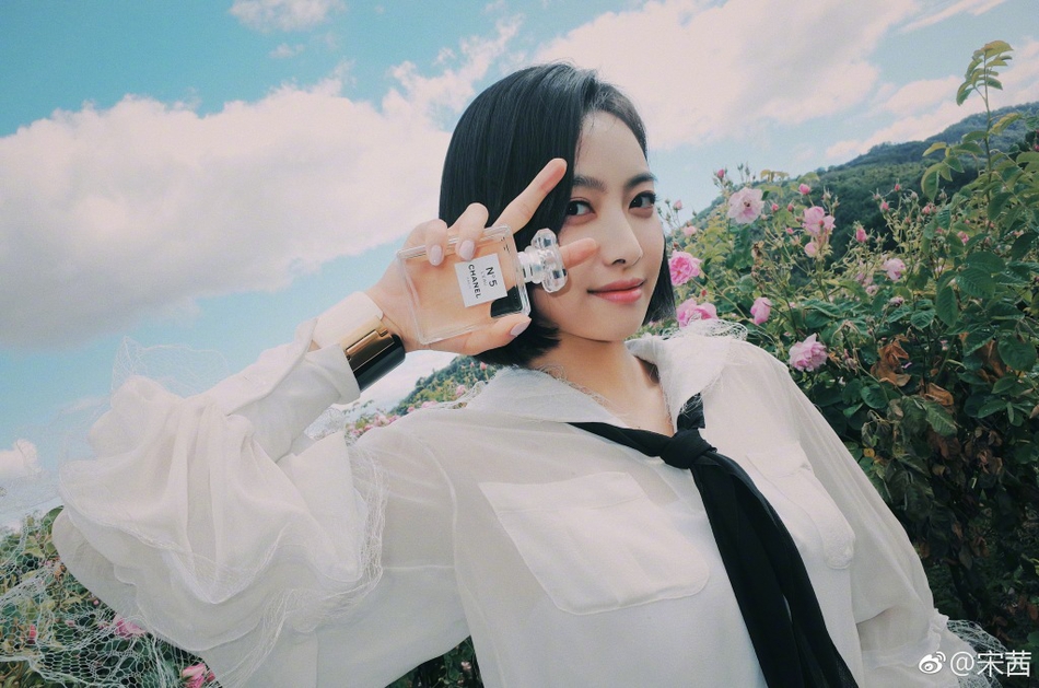 组图:宋茜最新自拍俏皮嘟嘴比耶 一字肩上衣秀迷人锁骨