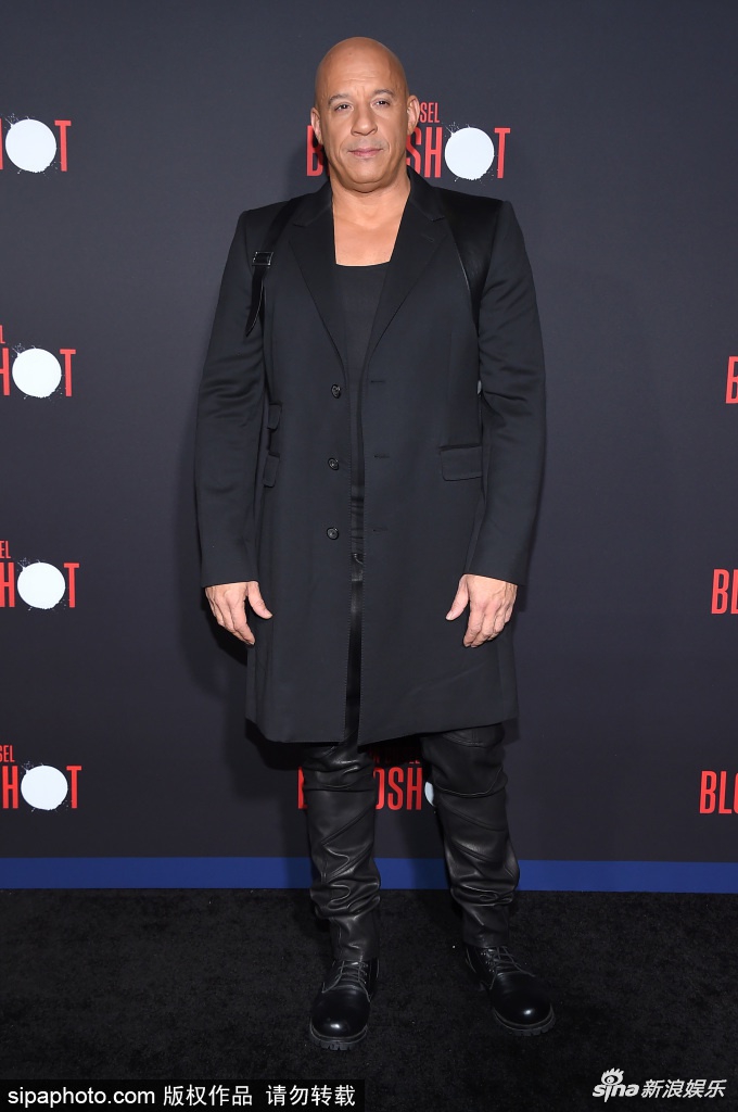 组图:范-迪塞尔出席新片首映 被狗仔围观拍照耐心给粉丝签名