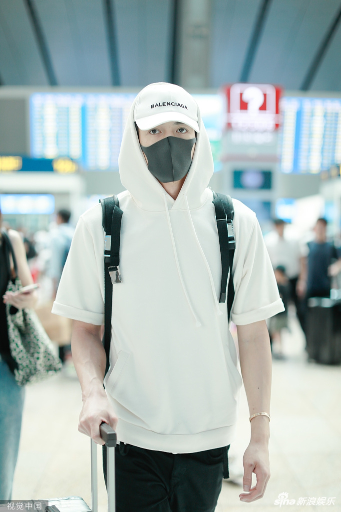 组图:萧亚轩95后小男友黄皓现身 穿戴时尚身材颜值双在线