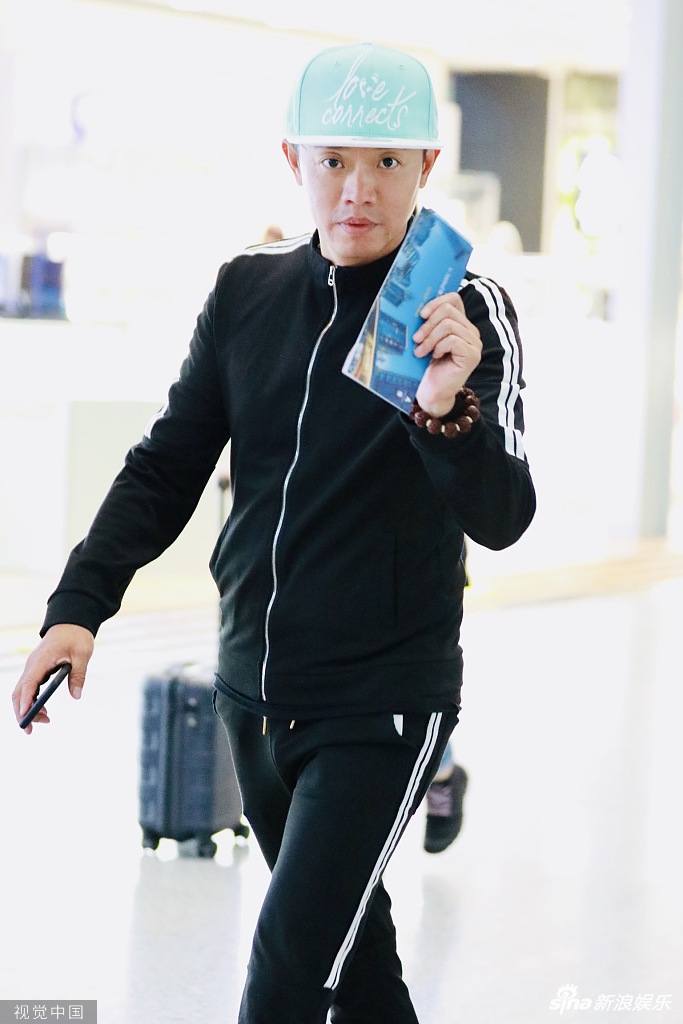 组图:凤凰传奇曾毅戴绿帽玩小清新 遇跟拍露灿笑单手插兜耍帅