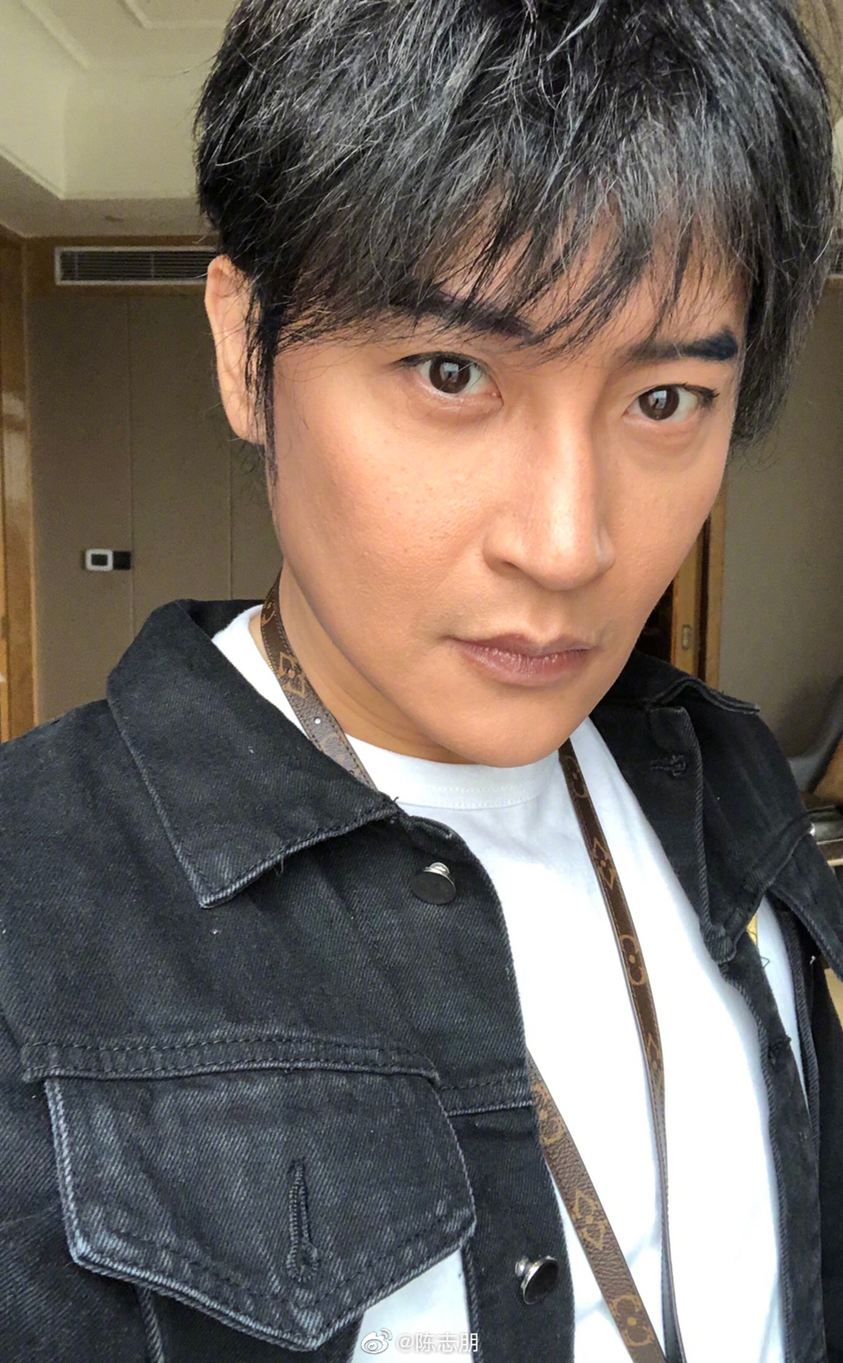 组图:陈志朋晒开工前自拍 小麦肤色造型回归正常有男人味