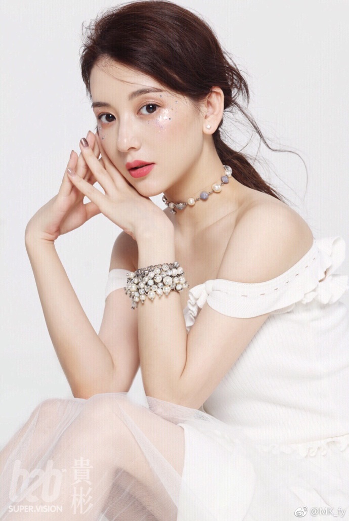 组图:天王嫂方媛晒写真秀香肩 肤白红唇精致贵妇范儿(组图)——新浪