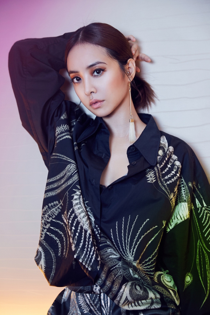 组图:蔡依林最新写真轮廓美好 微开领口脖颈修长女人味足