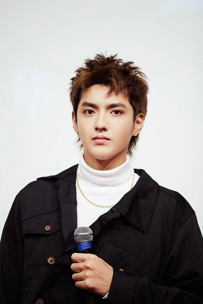 组图:吴亦凡穿黑色工装酷帅有型 剑眉星目气场十足