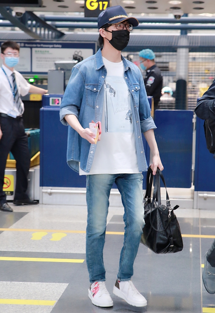 组图:许嵩穿牛仔套装青春休闲 戴棒球帽自己拎包低调搭机