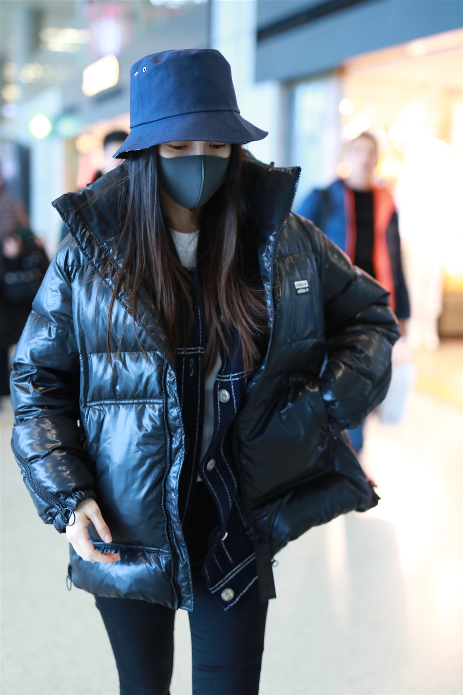 组图:baby素颜亮相机场颜值抗打 白肤长腿妥妥女神范儿