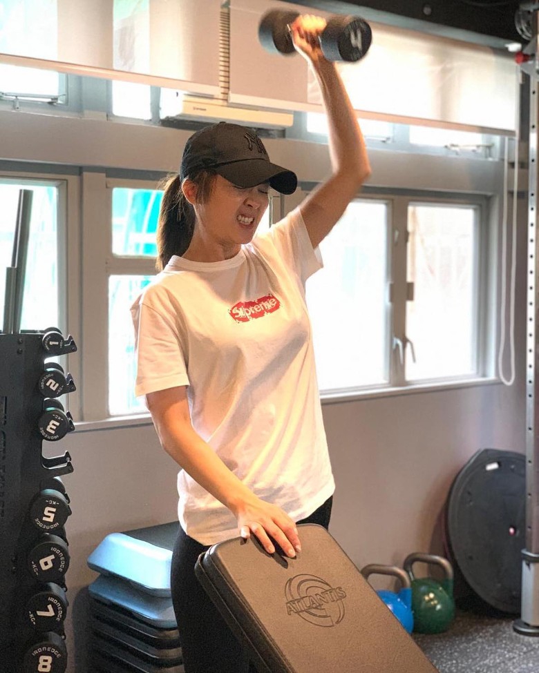 组图阿sa晒单手举哑铃健身照男友力爆棚好友直呼好man呀