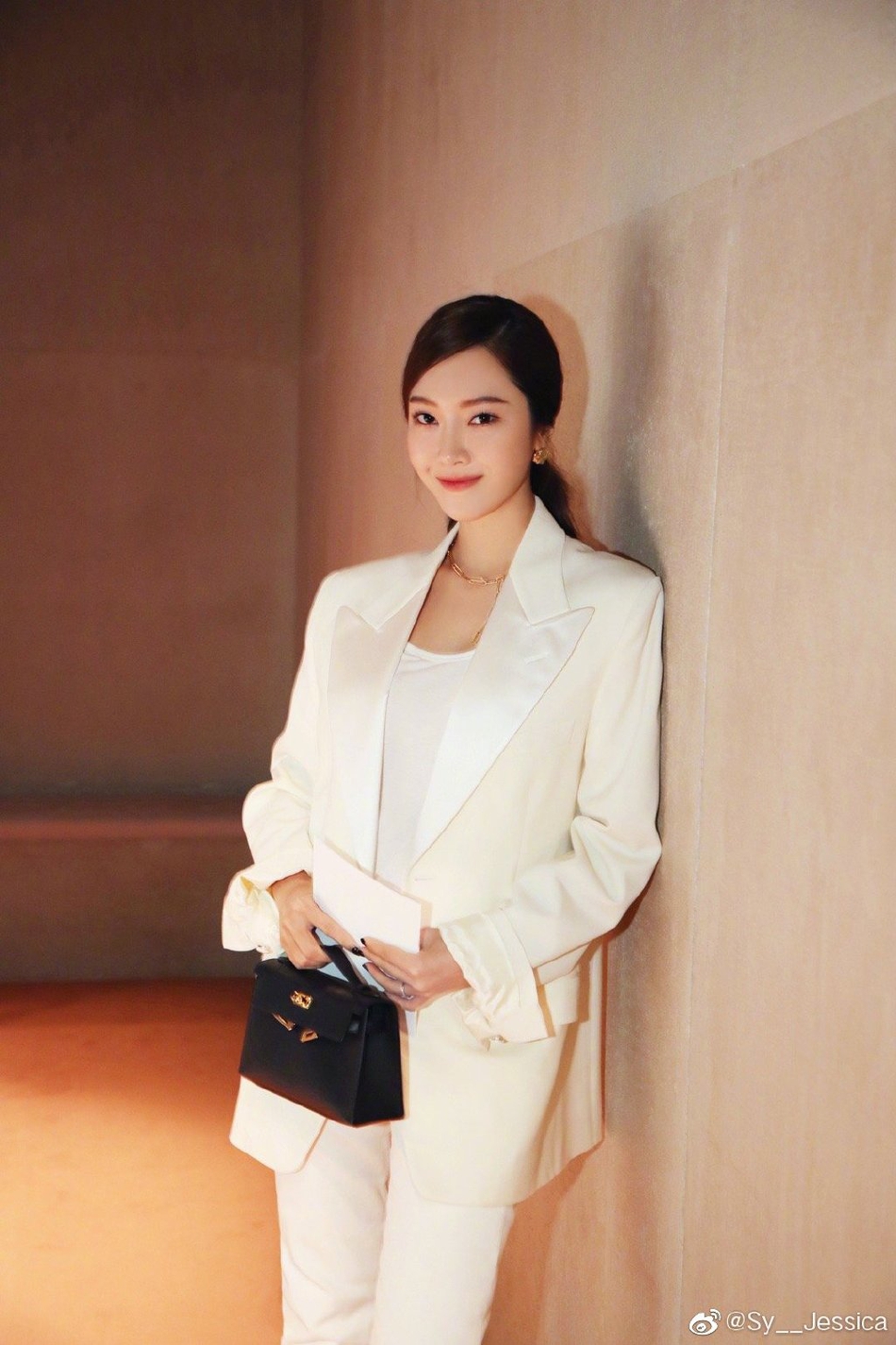 组图:郑秀妍全白look现身巴黎时装周 脚踩细高跟清爽干练