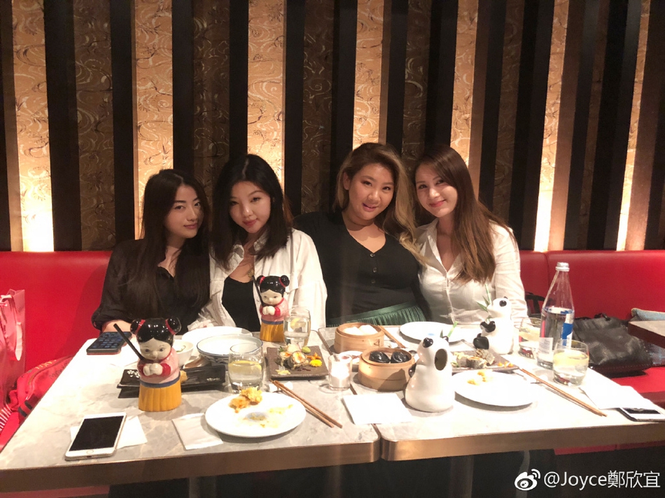 组图:郑欣宜晒庆生聚会合照 调侃朋友都是美女