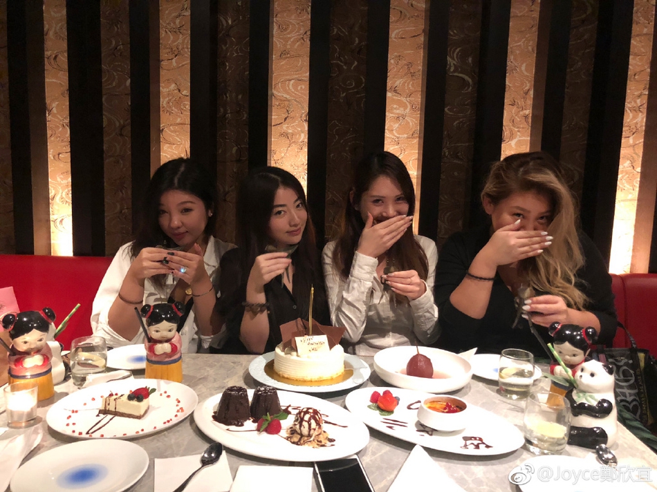 组图:郑欣宜晒庆生聚会合照 调侃朋友都是美女