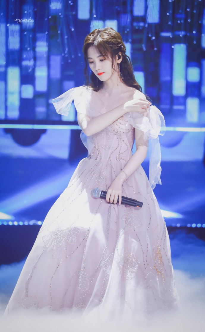 组图鞠婧祎飘逸纱裙微露香肩深情演唱肤白貌美明艳动人
