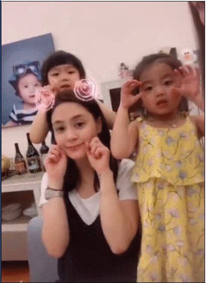 组图：阿娇晒与干女儿私下互动 亲昵献吻眉眼温柔精致